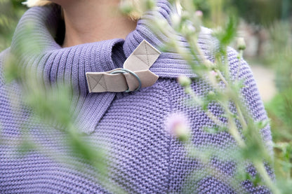 Jamie Knitted Dress -neulemekko, jossa kaulus, nahkayksityiskohdat ja sivuhalkiot.