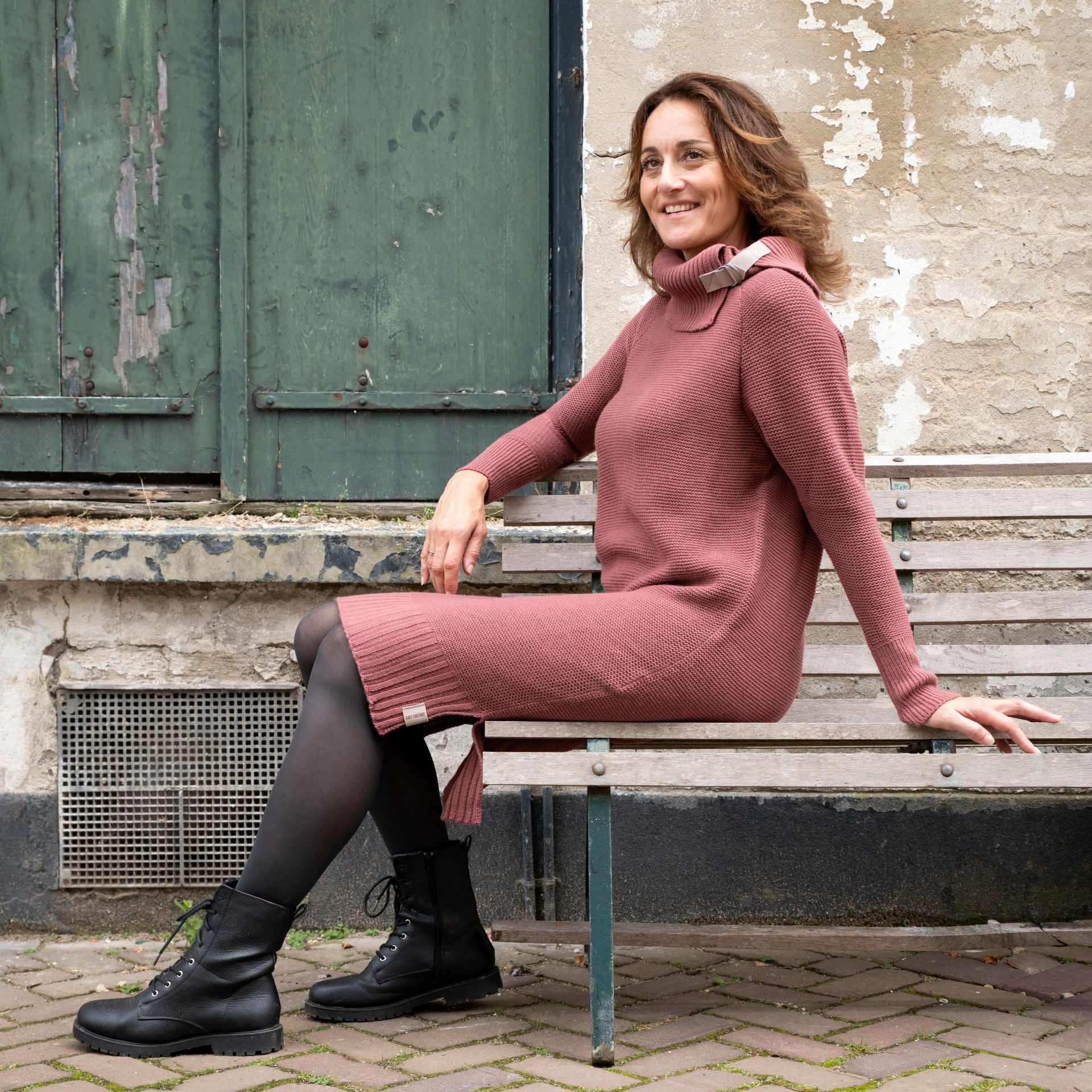 Jamie Knitted Dress -neulemekko, jossa kaulus, nahkayksityiskohdat ja sivuhalkiot.