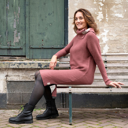 Jamie Knitted Dress -neulemekko, jossa kaulus, nahkayksityiskohdat ja sivuhalkiot.