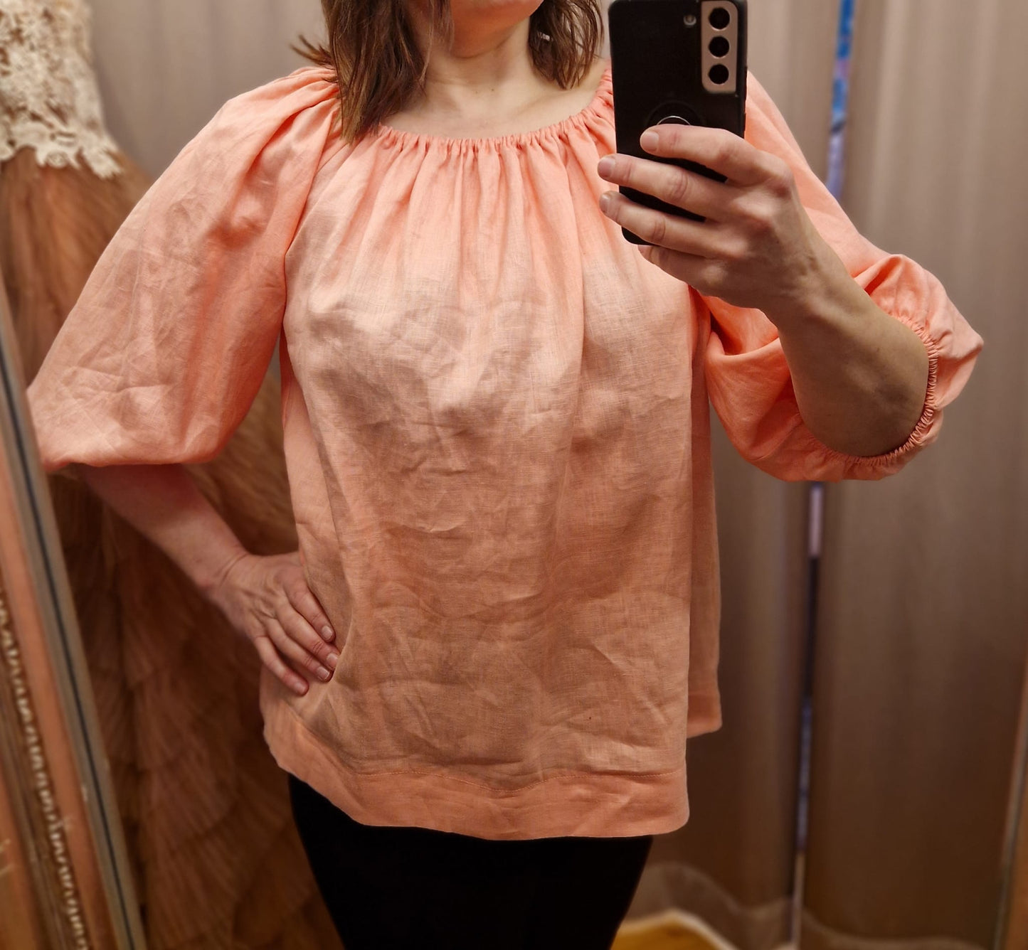 Melon-värinen pellavapusero, väljä malli, pussihihat ja joustava pääntie, 100% pellava