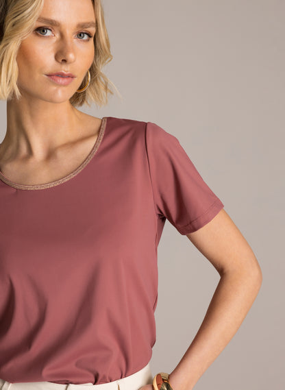 Kaia slim fit T-paita kimallusreunuksella ja pyöreällä pääntiellä