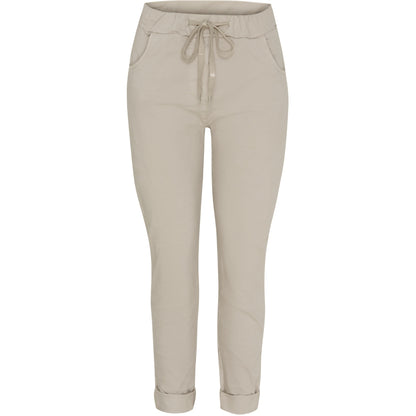 Kalie housut MARTA, rennot ja joustavat kapealahkeiset housut nyörivyötäröllä ja käännetyillä lahkeilla – tyylikkäät ja mukavat arkeen ja vapaa-aikaan.