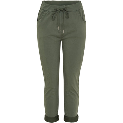 Kalie housut MARTA, rennot ja joustavat kapealahkeiset housut nyörivyötäröllä ja käännetyillä lahkeilla – tyylikkäät ja mukavat arkeen ja vapaa-aikaan.