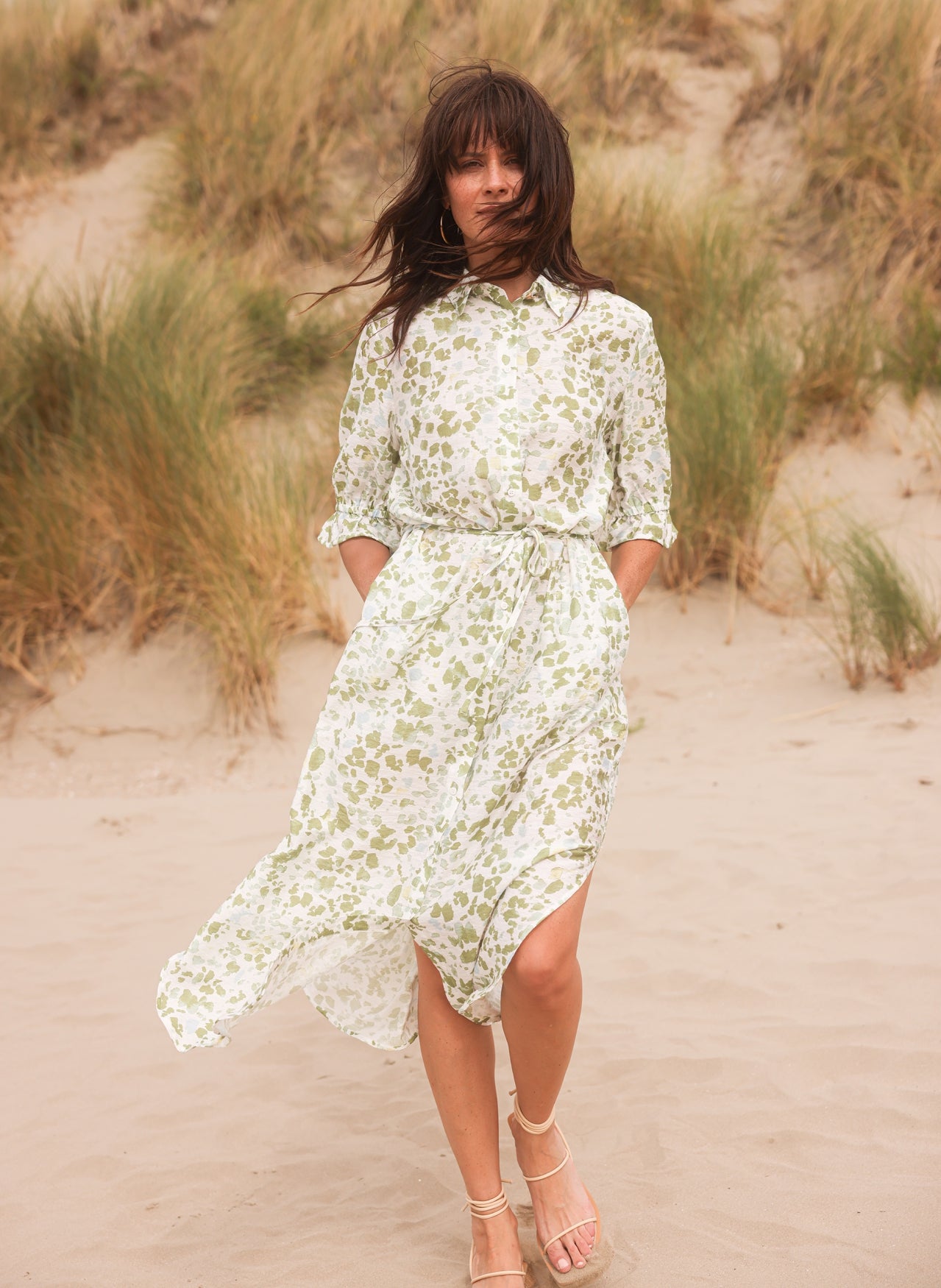 Kevyt paitamekko napituksella, ilmava viskoosimekko kesään pehmeällä kuosilla, röyhelöhihat