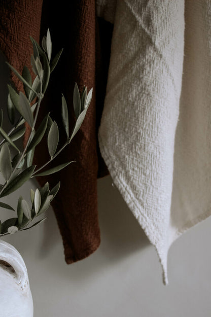 Lämpimän sävyiset puuvillaiset keittiöpyyhkeet, Majas Cottage. Majas Cottege lahjoittaa 10% tuotosta Barncancerfondenille.