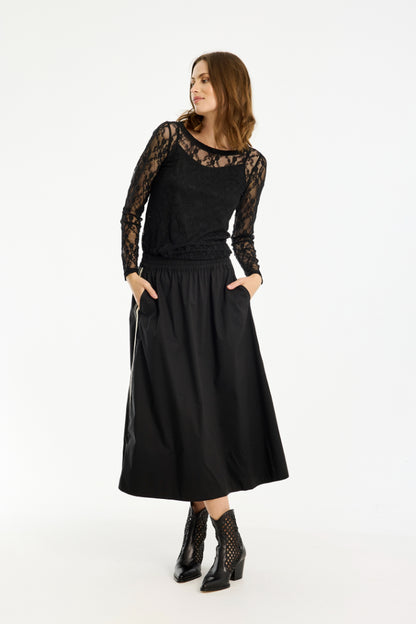 Kia pitkähihainen pitsipaita iN FRONT, kaunis ja naisellinen musta pitkähihainen paita naisille.