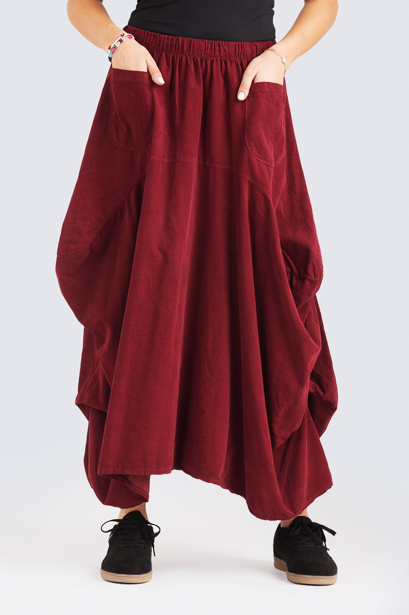 Saimi samettihame – Kotirouva, pallomainen vakosamettihame, kuminauhavyötärö ja pienet etutaskut.