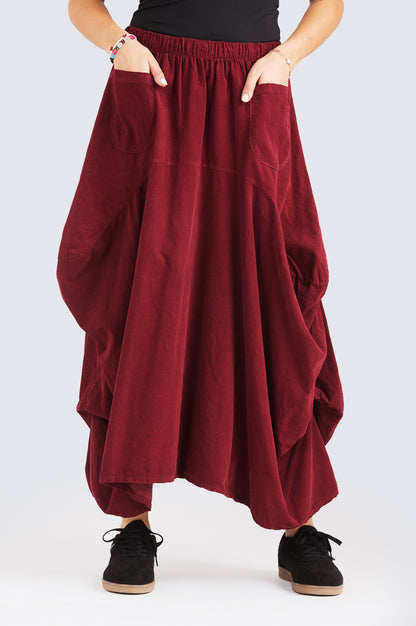 Saimi samettihame – Kotirouva, pallomainen vakosamettihame, kuminauhavyötärö ja pienet etutaskut.