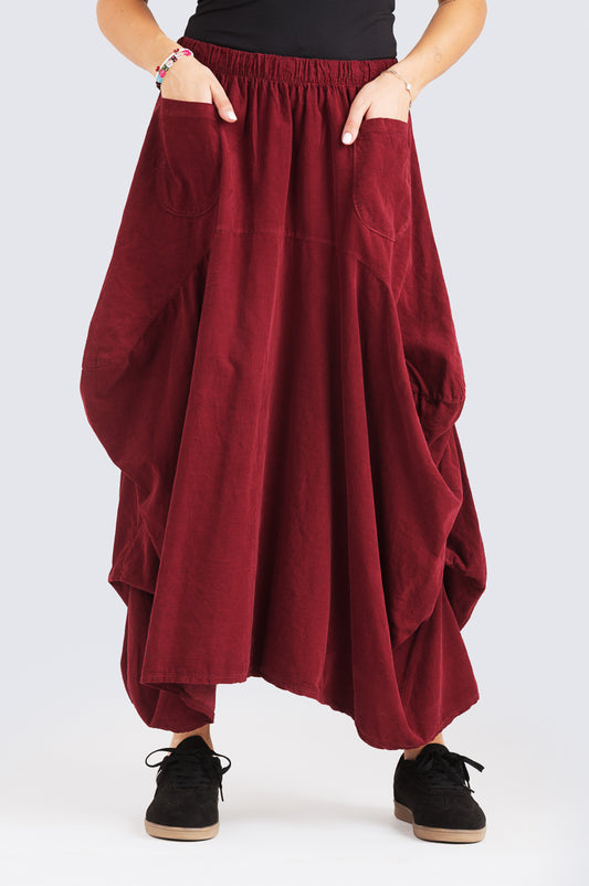 Saimi samettihame – Kotirouva, pallomainen vakosamettihame, kuminauhavyötärö ja pienet etutaskut.