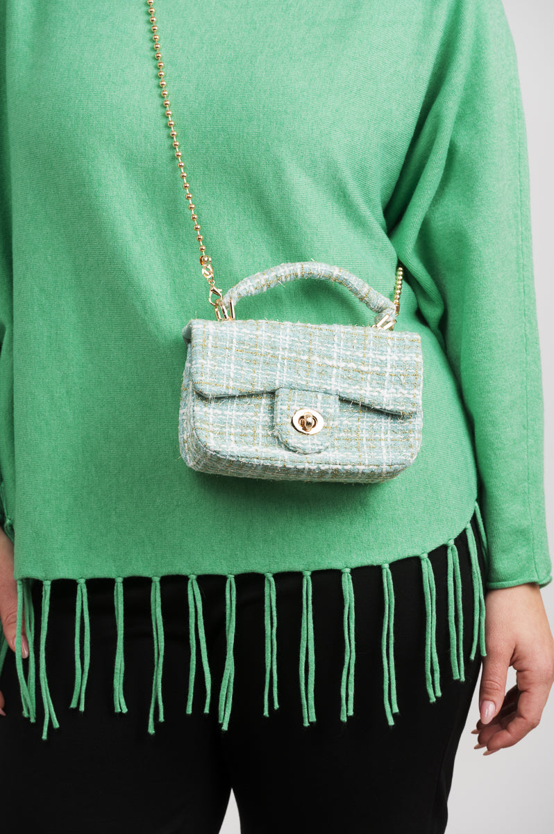 Pieni tyylikäs ruutulaukku kääntölukolla, sisällä kaksi osiota, avotasku ja vetoketjullinen tasku, mukana irrotettava korumainen kullanvärinen hihna, valmistettu 100 % viskoosista.