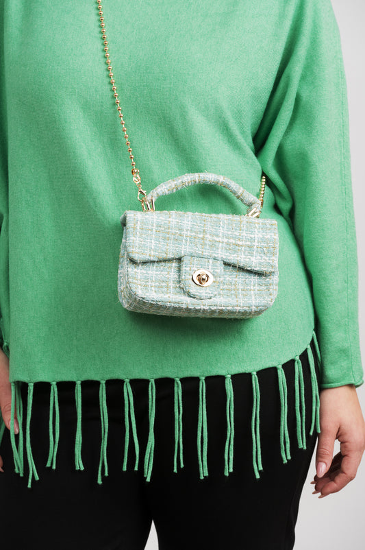 Pieni tyylikäs ruutulaukku kääntölukolla, sisällä kaksi osiota, avotasku ja vetoketjullinen tasku, mukana irrotettava korumainen kullanvärinen hihna, valmistettu 100 % viskoosista.