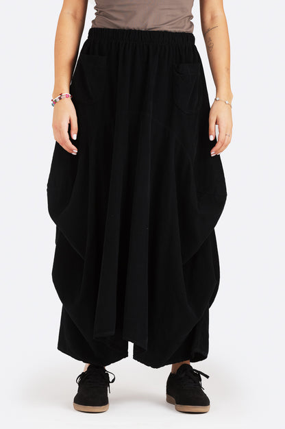 Saimi samettihame – Kotirouva, pallomainen vakosamettihame, kuminauhavyötärö ja pienet etutaskut.