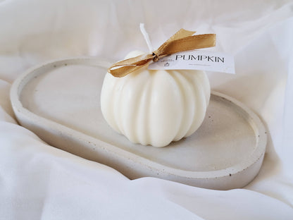 Käsintehty soijavahakynttilä setrin ja santelipuun tuoksulla.