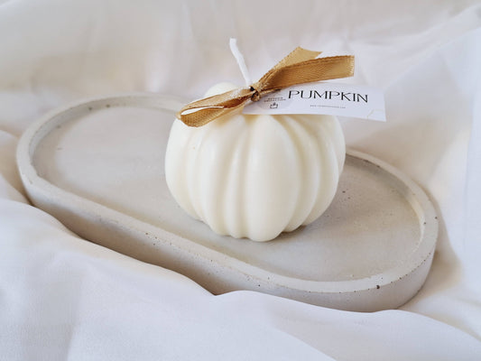 Käsintehty soijavahakynttilä setrin ja santelipuun tuoksulla.