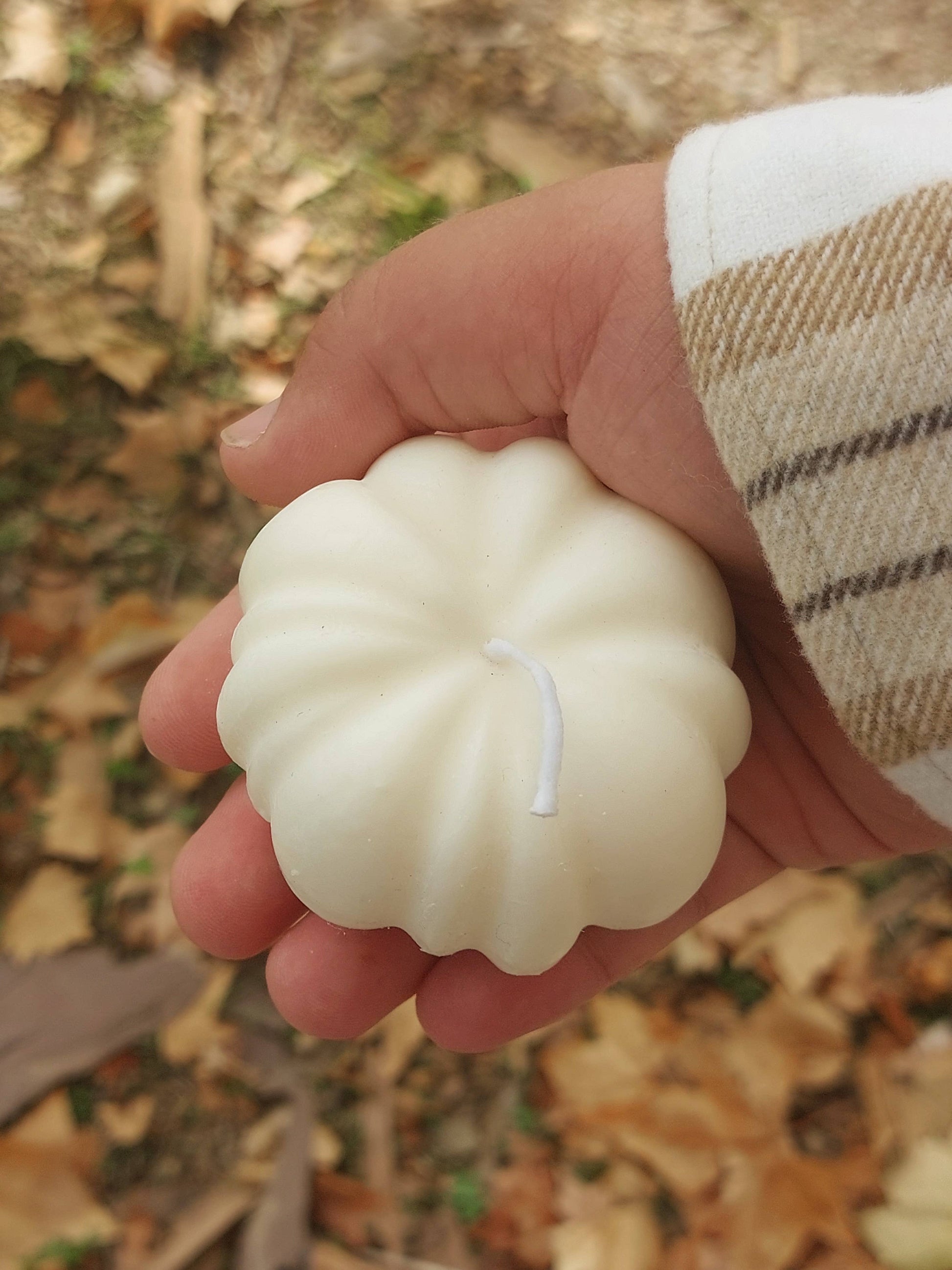 Käsintehty soijavahakynttilä setrin ja santelipuun tuoksulla.