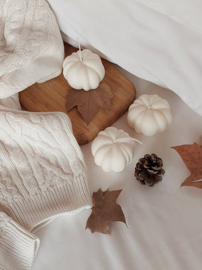 Käsintehty soijavahakynttilä setrin ja santelipuun tuoksulla.