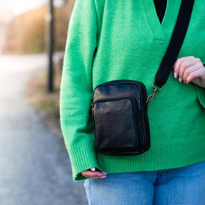 Pieni citynahkalaukku vetoketjulla ja säädettävällä olkahihnalla.