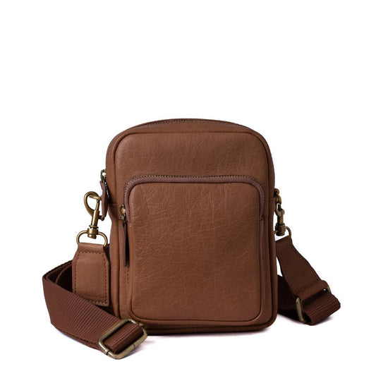 Pieni citynahkalaukku vetoketjulla ja säädettävällä olkahihnalla.