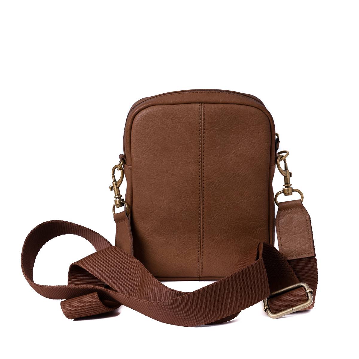 Pieni citynahkalaukku vetoketjulla ja säädettävällä olkahihnalla.