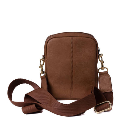 Pieni citynahkalaukku vetoketjulla ja säädettävällä olkahihnalla.