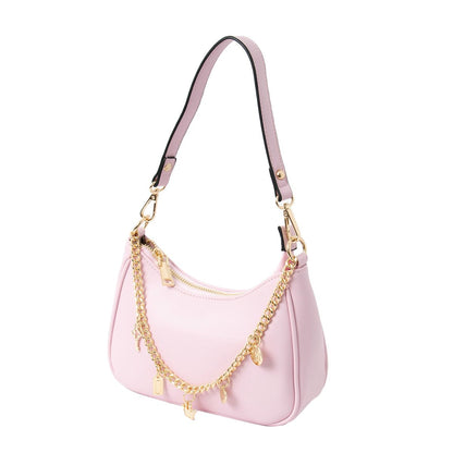 Pieni tyylikäs laukku, jossa koristeketju ja kullanväriset metalliyksityiskohdat.