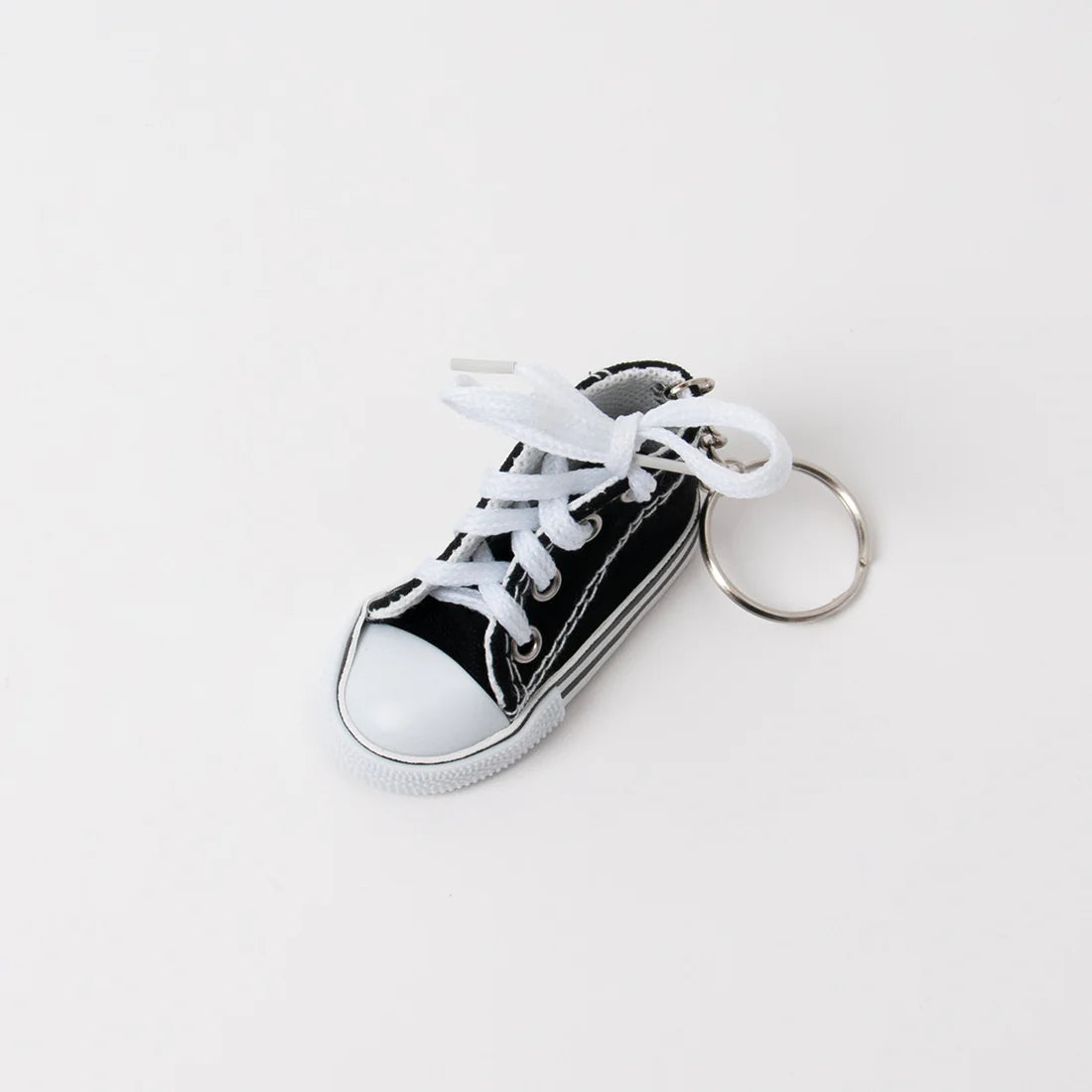 Sneaker-laukkukoru – lenkkarikuvioinen koriste laukkuun tai avaimenperään, metalliklipsillä