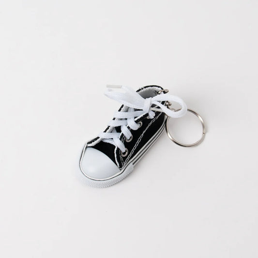Sneaker-laukkukoru – lenkkarikuvioinen koriste laukkuun tai avaimenperään, metalliklipsillä