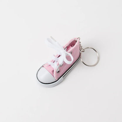 Sneaker-laukkukoru – lenkkarikuvioinen koriste laukkuun tai avaimenperään, metalliklipsillä