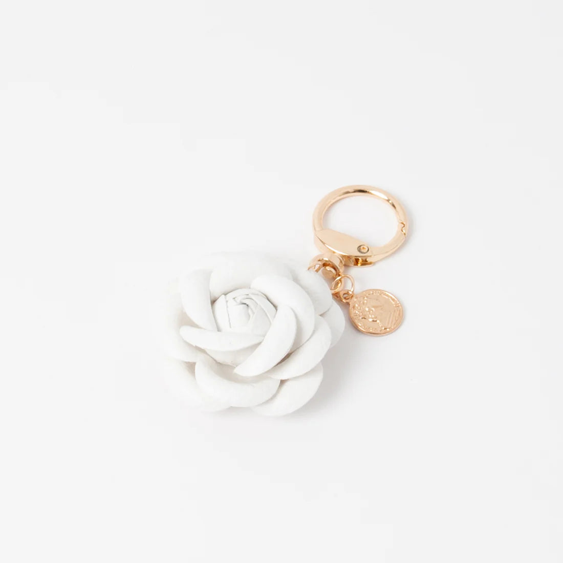 Kukka-laukkukoru – kaunis kukkakoriste laukkuun, metalliklipsi ja tyylikäs yksityiskohta