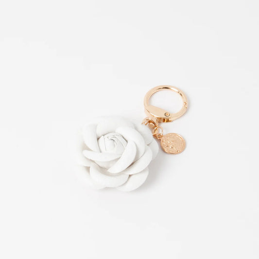 Kukka-laukkukoru – kaunis kukkakoriste laukkuun, metalliklipsi ja tyylikäs yksityiskohta