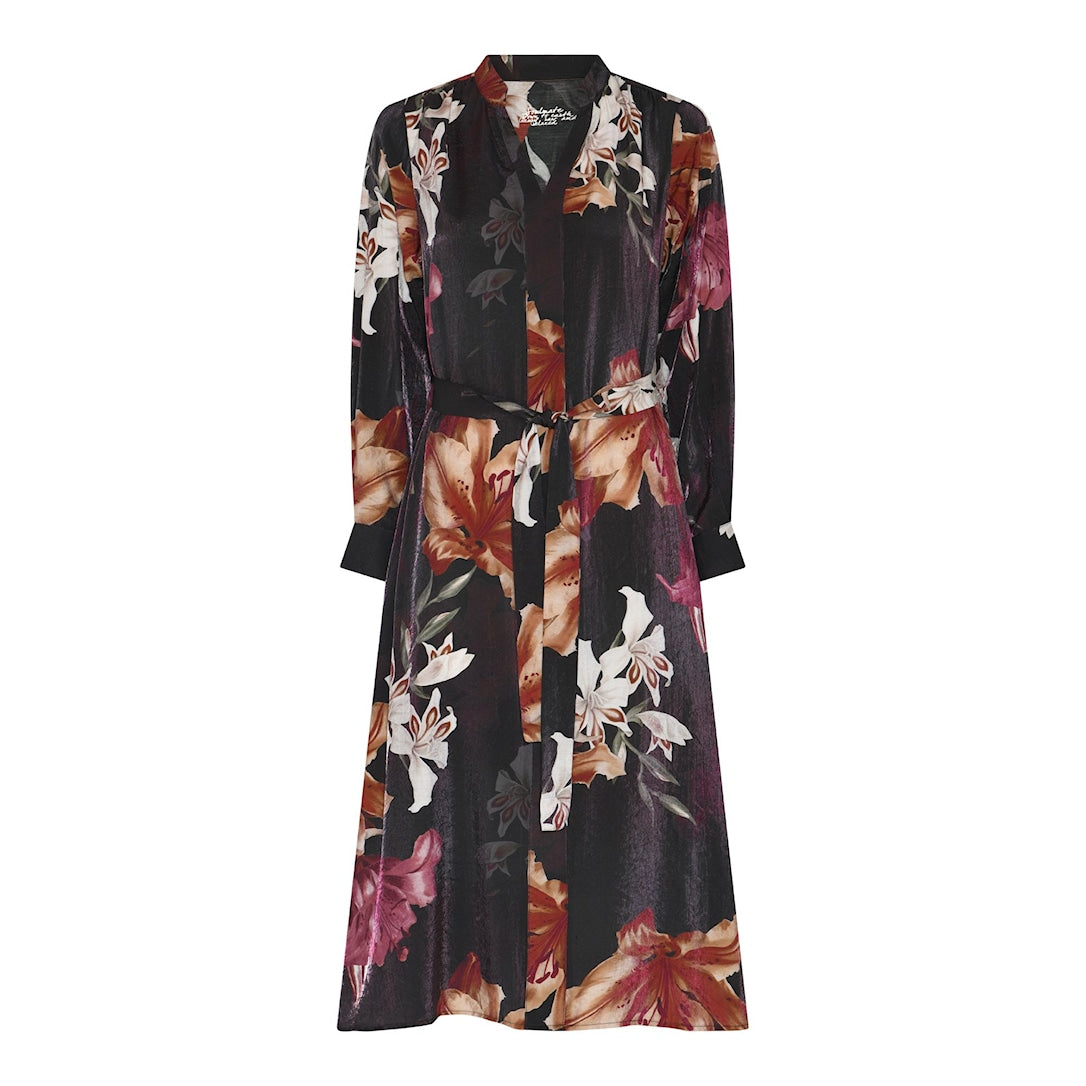 Tumma kukkakuvioinen pitkä mekko, pitkät hihat, V-pääntie ja solmittava vyötärö