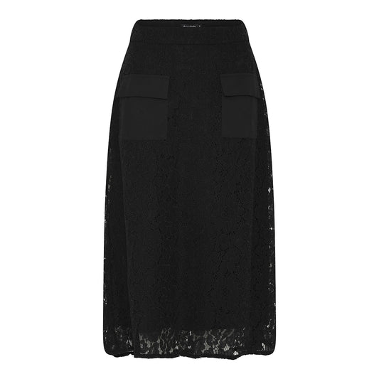 Lillian pitsihame musta, puolipitkä hame hienostuneella pitsillä, läppätaskut ja pehmeä alushame – elegantti ja mukava hame arkeen ja juhlaan.