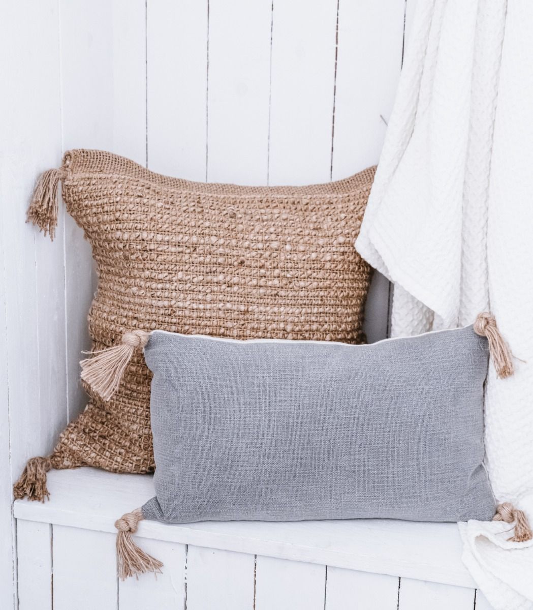 Harmaa hapsutyyny, suorakulmainen koristeellinen sisustustyyny tupsuilla