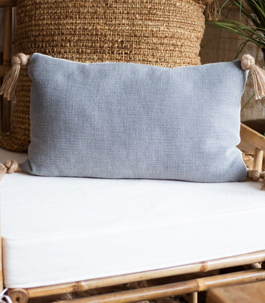 Harmaa hapsutyyny, suorakulmainen koristeellinen sisustustyyny tupsuilla