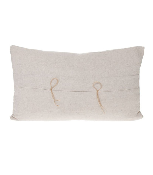 Beige pitkänomainen koristetyyny pellavapinnalla ja naruyksityiskohdilla