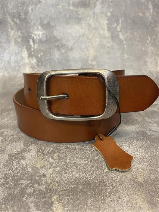 Kamelinvärinen Lova-nahkavyö, laadukkaasta nahasta valmistettu.