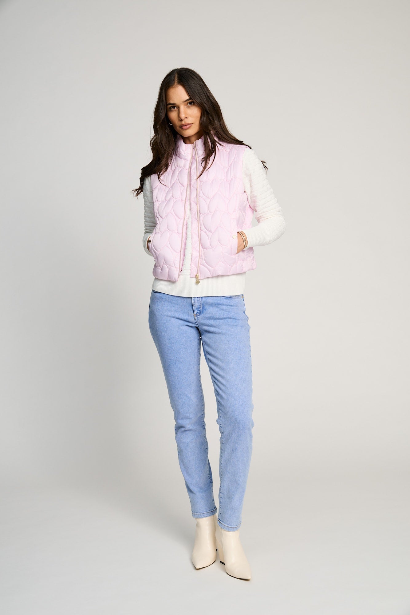 Kevyt tikkiliivi sydämenmuotoisella tikkauksella, pystykauluksella ja vetoketjulla, tyylikäs kerrospukeutumiseen