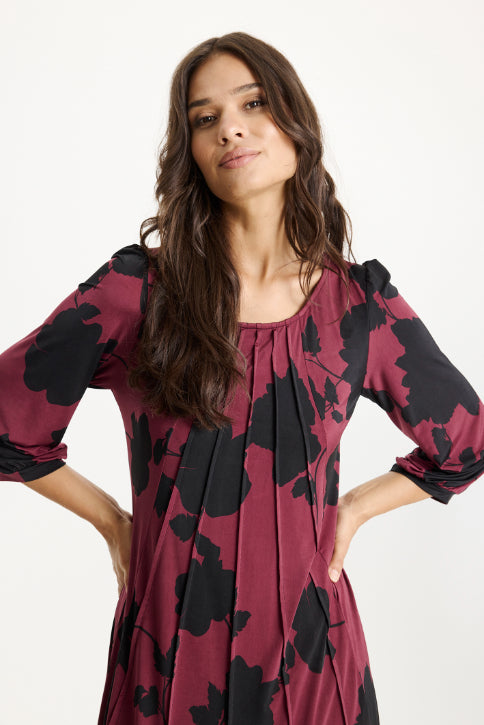  iN FRONTin Lucette mekko syksyn väreissä, naisellinen malli, 3/4-hihat ja rento, imarteleva istuvuus.