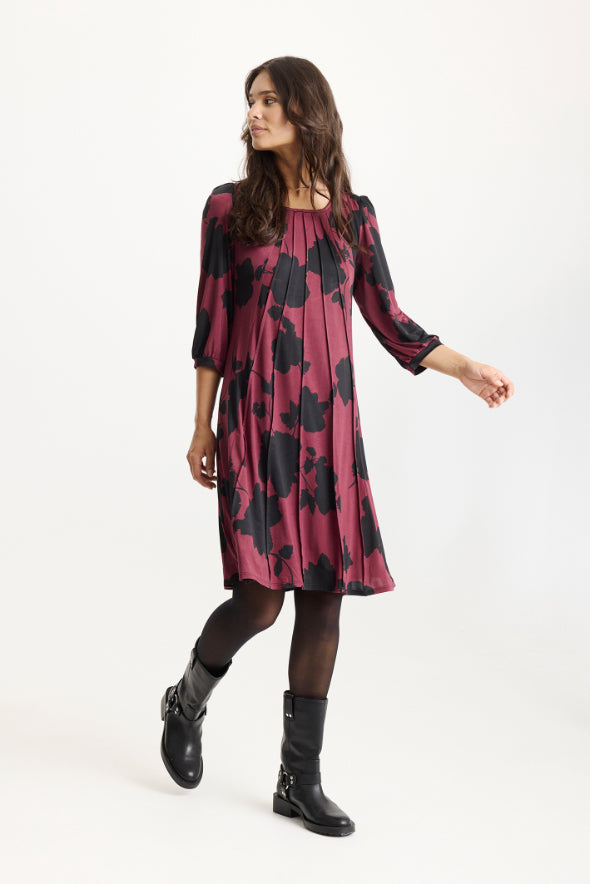  iN FRONTin Lucette mekko syksyn väreissä, naisellinen malli, 3/4-hihat ja rento, imarteleva istuvuus.