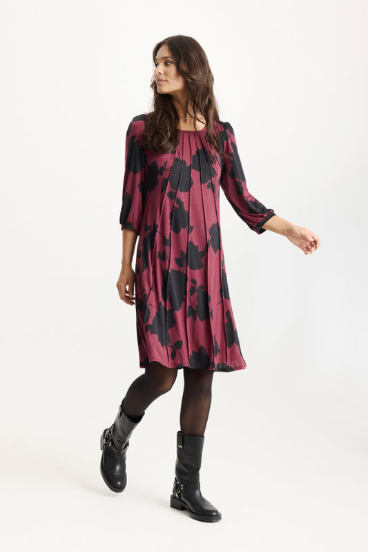  iN FRONTin Lucette mekko syksyn väreissä, naisellinen malli, 3/4-hihat ja rento, imarteleva istuvuus.