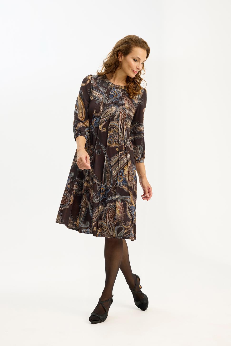 Musta A-linjainen Luzia-mekko, jossa sinikultainen kuosi, 3/4-hihat ja laskostettu kaulus – iN FRONT.