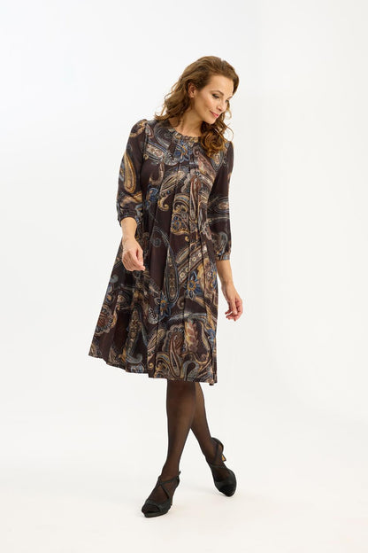 Musta A-linjainen Luzia-mekko, jossa sinikultainen kuosi, 3/4-hihat ja laskostettu kaulus – iN FRONT.