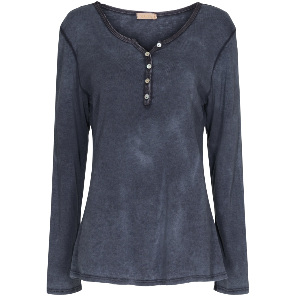 MARTAn Pitkähihainen T-paita, V-pääntie ja lyhyt napitus, sileää puuvillaneulosta.