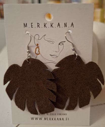 Käsintehdyt, uniikit M.E.R.K.K.A.N.A-korvakorut, nikkelittömät ja ekologiset, valmistettu ylijäämä- ja kierrätysmateriaaleista.
