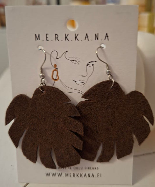 Käsintehdyt, uniikit M.E.R.K.K.A.N.A-korvakorut, nikkelittömät ja ekologiset, valmistettu ylijäämä- ja kierrätysmateriaaleista.