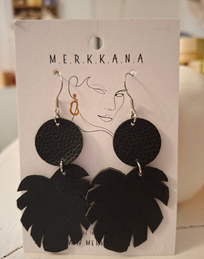 Käsintehdyt, uniikit M.E.R.K.K.A.N.A-korvakorut, nikkelittömät ja ekologiset, valmistettu ylijäämä- ja kierrätysmateriaaleista.