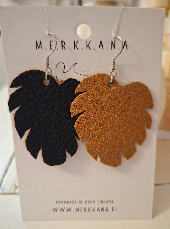 Käsintehdyt, uniikit M.E.R.K.K.A.N.A-korvakorut, nikkelittömät ja ekologiset, valmistettu ylijäämä- ja kierrätysmateriaaleista.