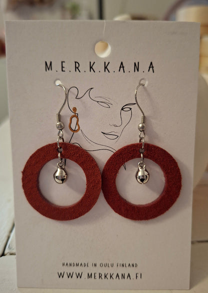 Käsintehdyt, uniikit M.E.R.K.K.A.N.A-korvakorut, nikkelittömät ja ekologiset, valmistettu ylijäämä- ja kierrätysmateriaaleista.
