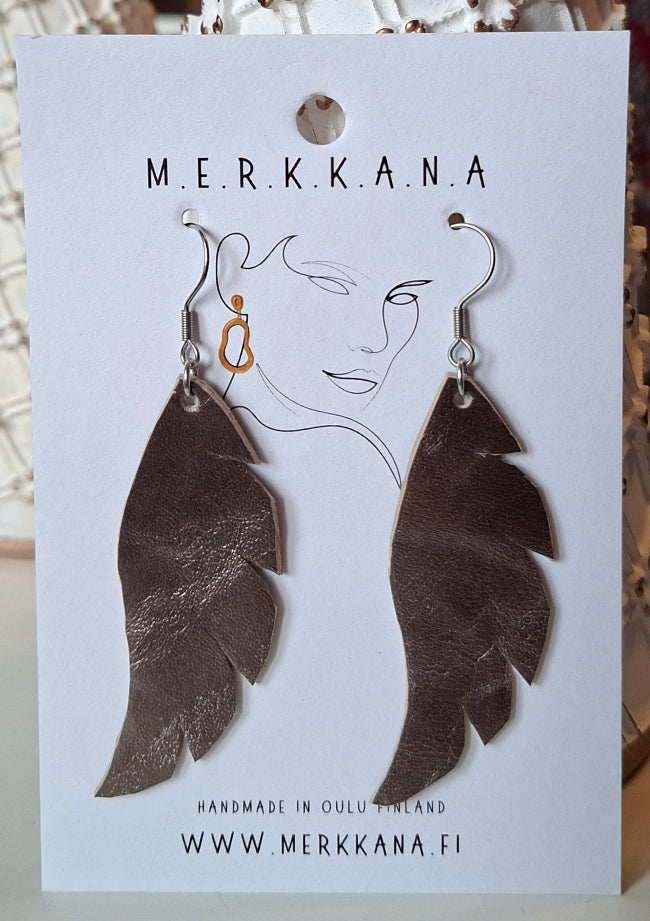Käsintehdyt, uniikit M.E.R.K.K.A.N.A-korvakorut, nikkelittömät ja ekologiset, valmistettu ylijäämä- ja kierrätysmateriaaleista.