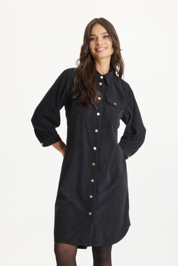 Mallery-mekko iN FRONT – naisellinen ja laskeutuva mekko arkeen ja juhlaan